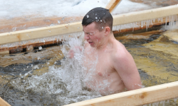 Как прыжок с тарзанки: эксперт - о крещенских купаниях в ледяной воде