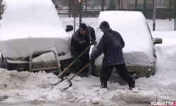 Снежный плен не выпускает!  Уже вторую неделю тольяттинские коммунальщики трудятся без выходных