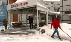 Сотрудники «ЛАДА-МЕДИА» и канала ТОЛЬЯТТИ 24 взяли лопаты.  С последствиями снегопада борется весь город!
