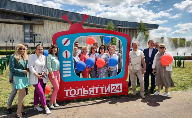 Фотозона «Телеэкран» от канала ТОЛЬЯТТИ 24 в Итальянском сквере 01.06.2022
