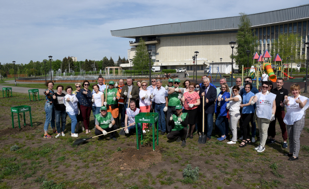 Посадка каштанов в Итальянском сквере Тольятти сотрудниками телекомпании «ЛАДА-МЕДИА» и ГК «ЭкоВоз». 12.05.2021