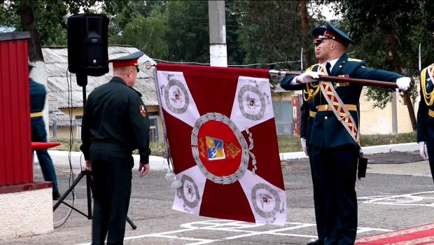 Вручение боевого знамени воинской. Вручение боевого Знамени воинской части. Ритуал вручения боевого Знамени воинской части. Вручение боевого Знамени Тольятти. Вручение боевого Знамени ВТА.