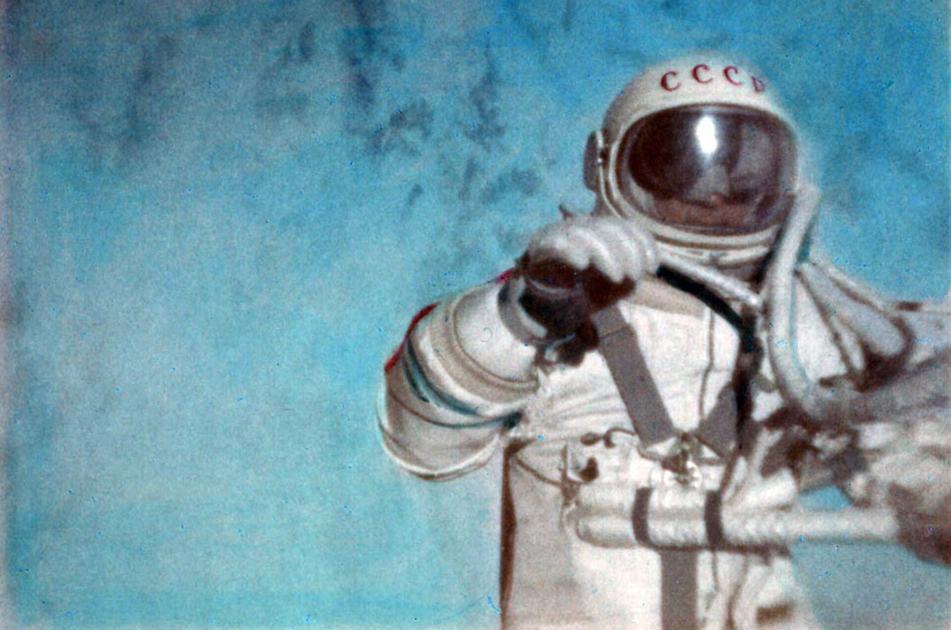 Фото леонова в открытом космосе