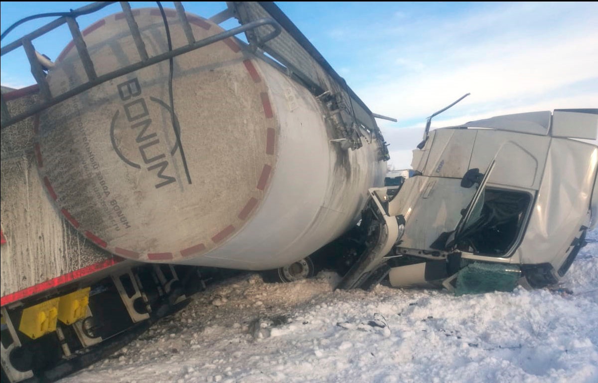 Жуткое ДТП на трассе М5 в Самарской области. Оторвавшаяся кабина грузовика  насмерть придавила водителя | 25.11.2023 | Тольятти - БезФормата