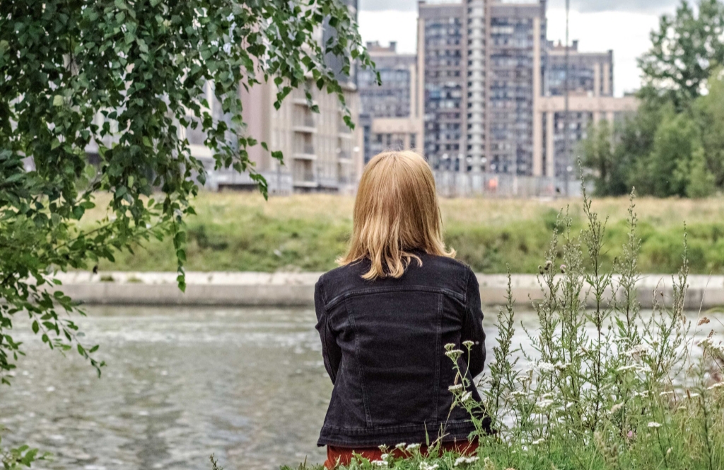 Стоящая девушка в самаре. 12 Летние девочки Самара. Домашние фото девушек. Девушки Самары с телефоном. Девушка сидит спиной на ВДНХ фото.