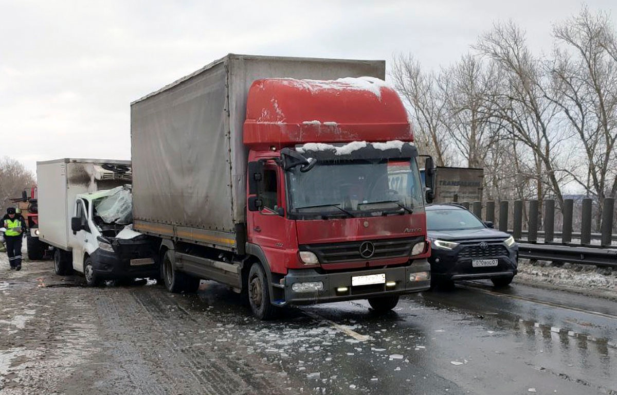 На трассе М-5 в Самарской области спасатели почти час извлекали  травмированного водителя «ГАЗели» из искорёженной кабины | телеканал  ТОЛЬЯТТИ 24