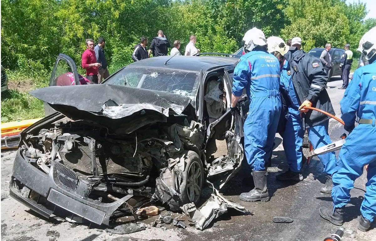 В Самарской области в результате жуткого ДТП возле кладбища скончался один  водитель, а пассажира извлекали с помощью «гидравлики» | телеканал ТОЛЬЯТТИ  24