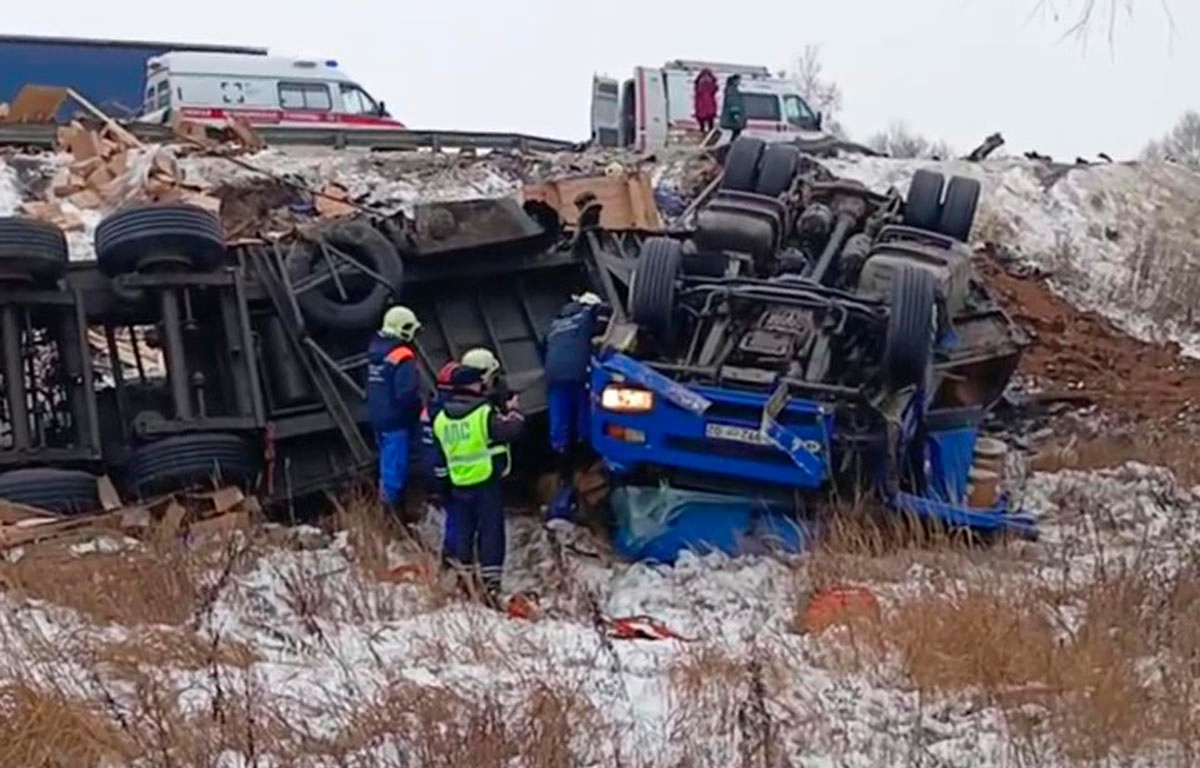 В Самарской области спасатели сегодня два часа извлекали тело водителя из  опрокинувшегося тягача | телеканал ТОЛЬЯТТИ 24