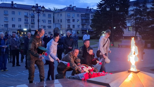 22 июня в три часа утра у Обелиска Славы на площади Свободы собрались тольяттинцы, чтобы почтить память воинов-земляков в День памяти и скорби