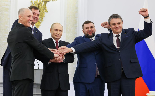 Владимир Сальдо, Евгений Балицкий, Владимир Путин, Денис Пушилин и Леонид Пасечник (слева направо)