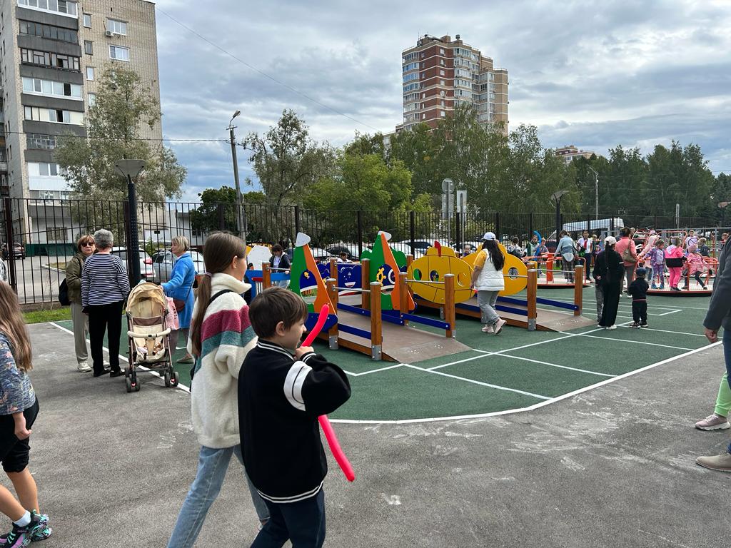 Площадка тольятти. Детские площадки в Тольятти. Инклюзивная площадка. Площадка Тольятти с крутящимся кругом.