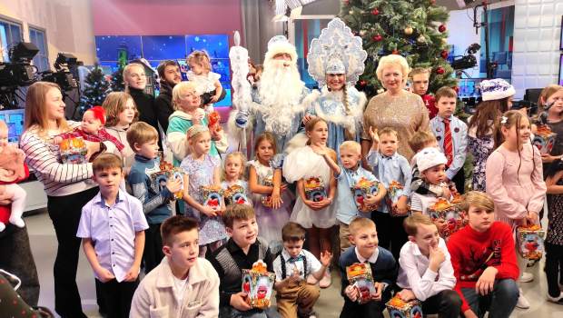 Весёлый хоровод вокруг ёлочки! Телекомпания «ЛАДА-МЕДИА» устроила замечательный детский праздник для детей сотрудников и абонентов