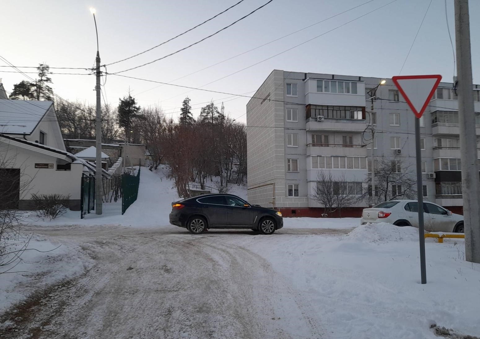 Кататься рядом с дорогой опасно! В Жигулевске подросток на снегокате попал  в ДТП | телеканал ТОЛЬЯТТИ 24