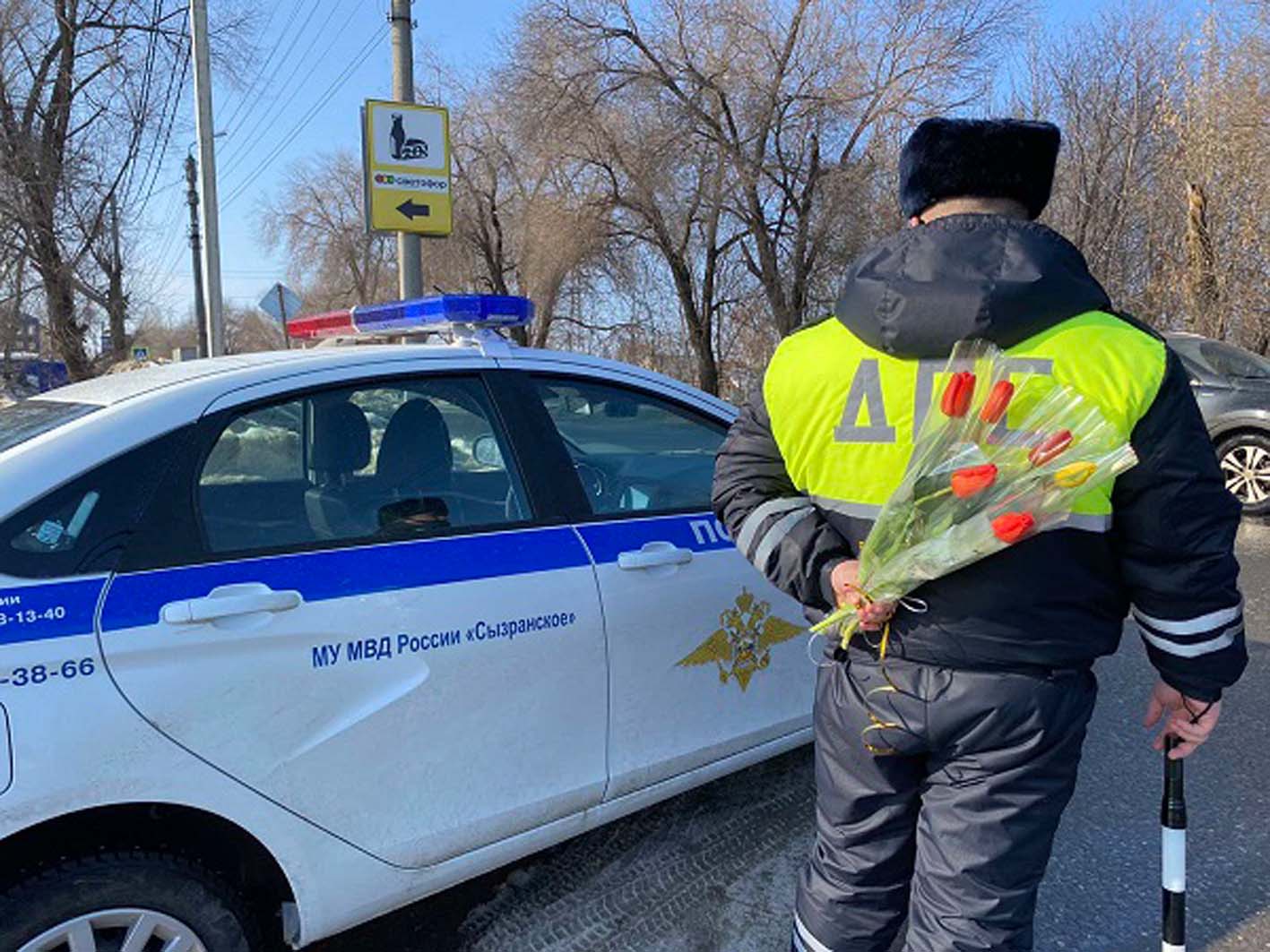 Цветы для автоледи. В Самарской области сотрудники ГИБДД поздравят женщин-водителей  с 8 марта | телеканал ТОЛЬЯТТИ 24