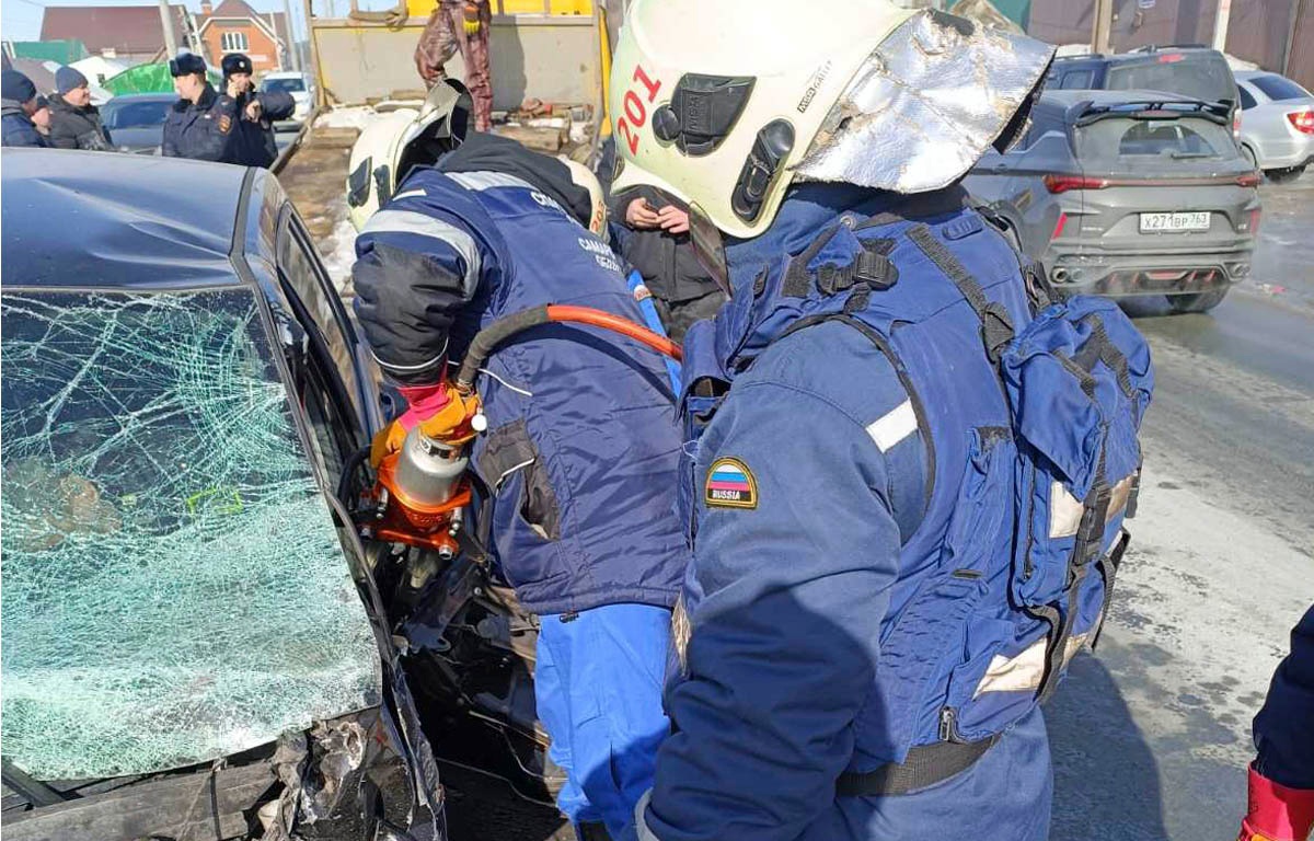 Водитель погиб... В поселке Волжский произошло ДТП и потребовалась помощь  спасателей | телеканал ТОЛЬЯТТИ 24