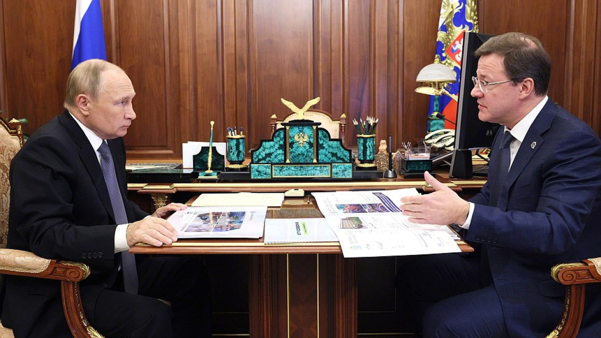 Архивное фото со встречи В.Путина и Д.Азарова в октябре 2022 года