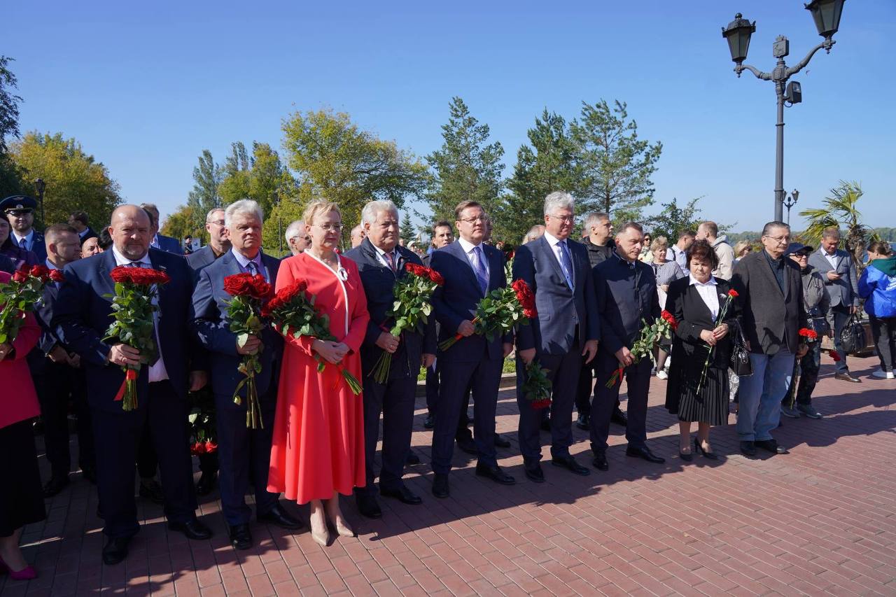 Возложить цветы самара. В Самаре возложили цветы к памятнику. Губернатор Тольятти. Самара фото семьи губернатора. Новости дня г Самара.