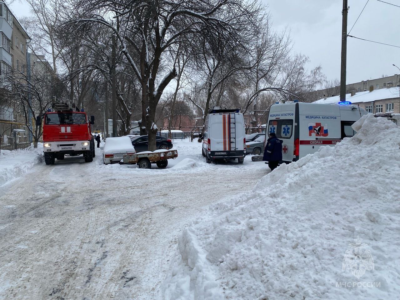 В Самаре при монтаже натяжного потолка произошёл хлопок газового баллона. 50  человек эвакуировано, 4 — госпитализированы | телеканал ТОЛЬЯТТИ 24