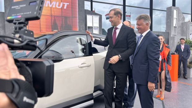 ПМЭФ-2025: «Когда будет серийное производство, я обязательно задумаюсь о покупке этого автомобиля» - Денис Мантуров
