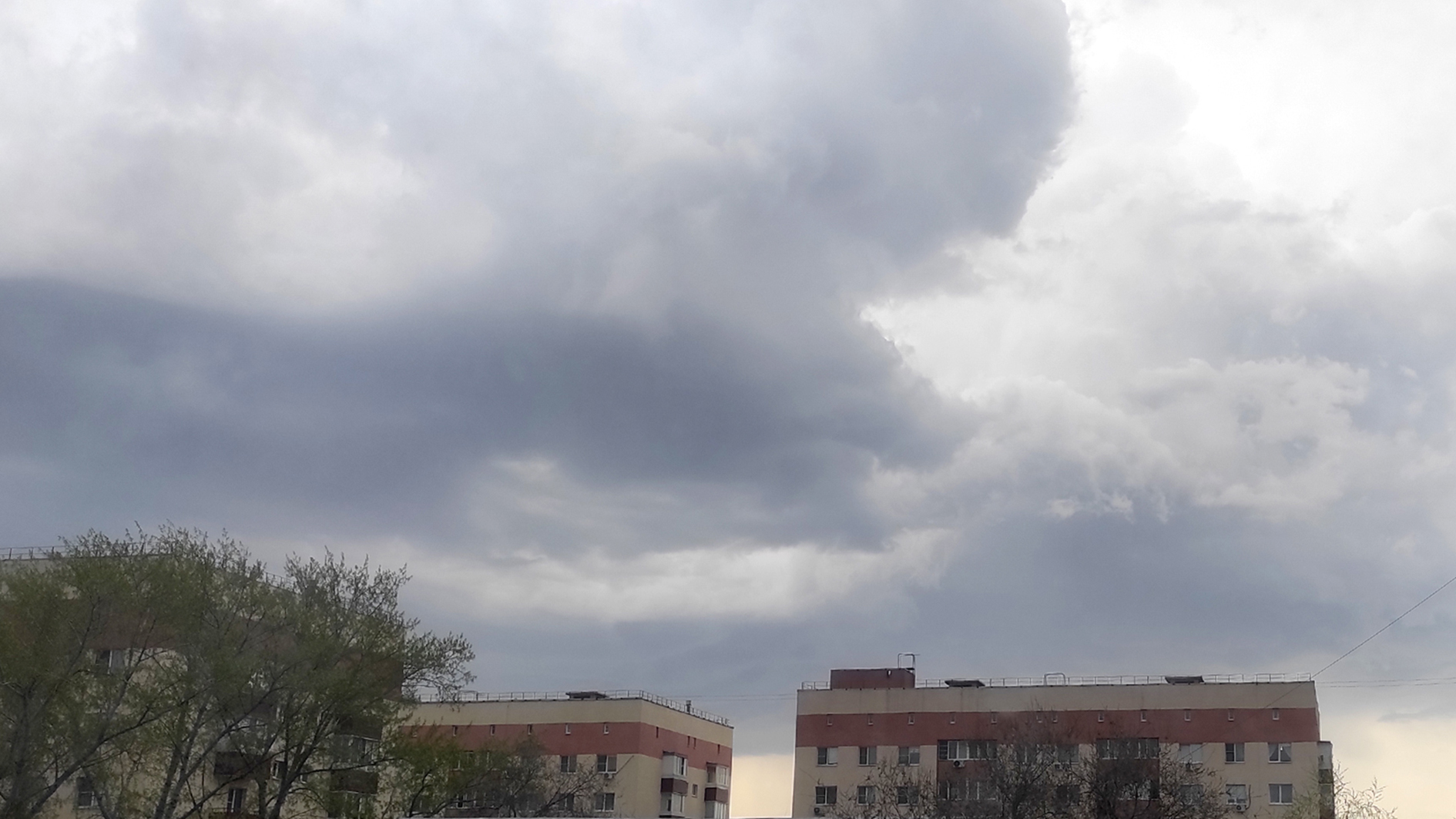 Погода ясный 8. Дождливые тучи Тольятти. Самара дождь. Каспийский циклон. Дождь в Самаре фото.