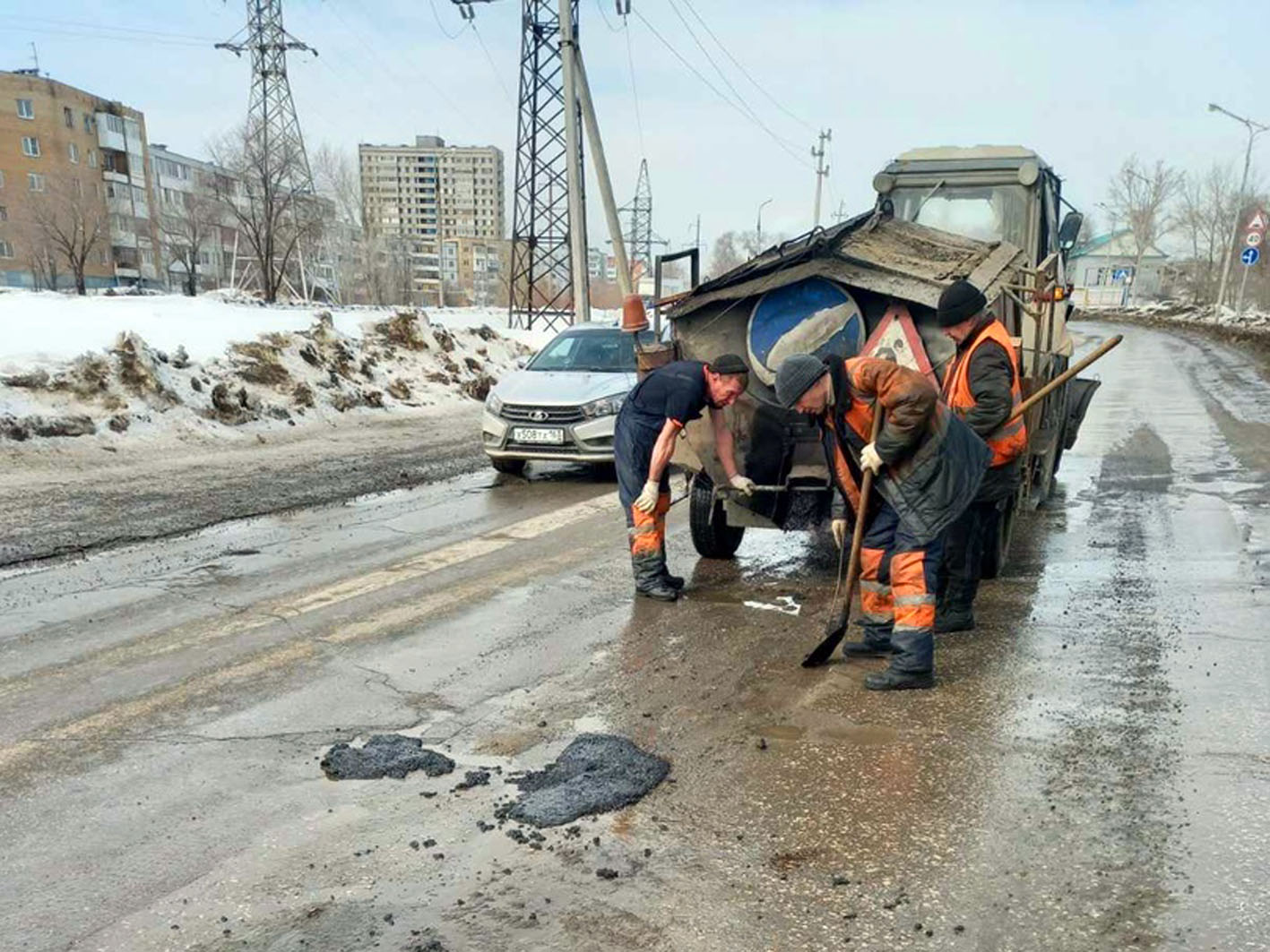 Аварийно-ямочный ремонт: в Тольятти привели в порядок свыше 7 тыс. кв.  метров дорожного полотна | телеканал ТОЛЬЯТТИ 24