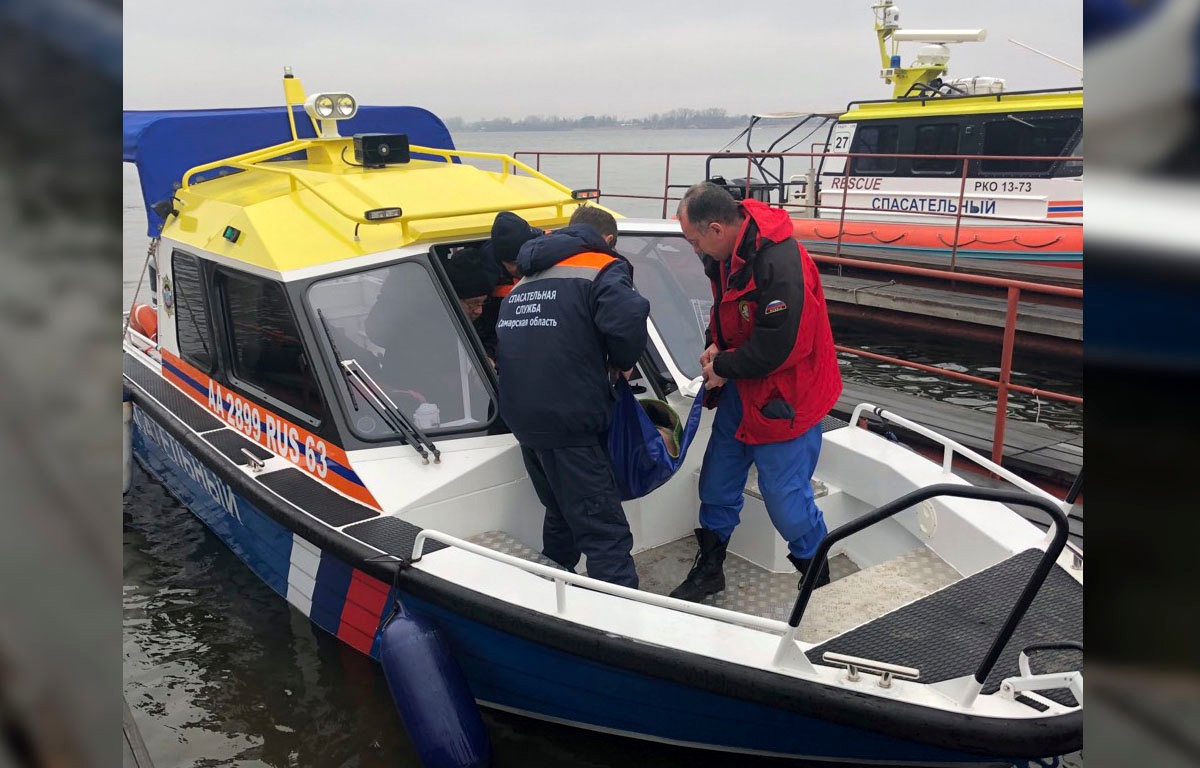 На помощь в село Рождествено. Спасатели перевезли на левый берег Волги двух  местных жителей | телеканал ТОЛЬЯТТИ 24