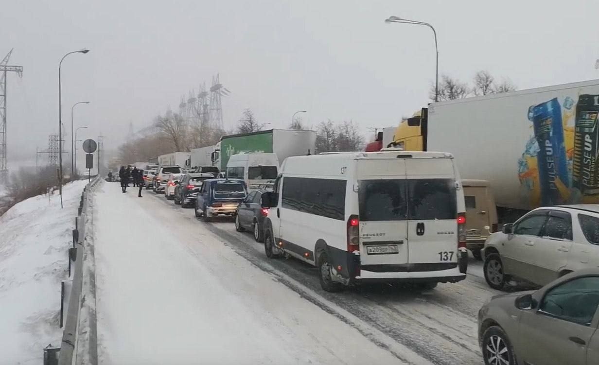 Снежный коллапс на федеральной трассе: машины встали на плотине Жигулёвской  ГЭС | телеканал ТОЛЬЯТТИ 24