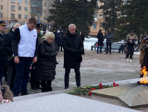 В память о 80-летии Сталинградской битвы в Тольятти возложили цветы к Вечному огню