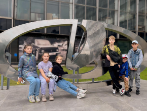 Классные каникулы! Дети сотрудников «ЛАДА-МЕДИА» побывали с экскурсией в музее АВТОВАЗа