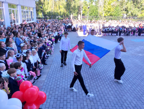 Линейки в честь начала учебного года стартовали! Учащихся 37-го лицея приветствовал глава Тольятти Николай Ренц