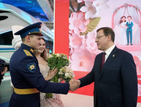 На выставке «Россия» - свадебный фестиваль! Губернатор Дмитрий Азаров поздравил молодоженов из Самарской области