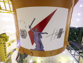 В Роскосмосе показали самарскую ракету-носитель, украшенную в честь 80-летия победы в Сталинградской битве