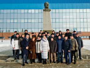 Торжественный митинг, большая экскурсия и праздничное чаепитие. На АВТОВАЗе отметили 110 лет со дня рождения Виктора Николаевича Полякова