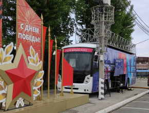 Команда телекомпании «ЛАДА-МЕДИА» устанавливает оборудование на площади Свободы