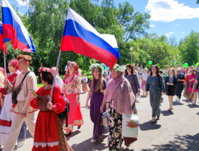 Православные жители Тольятти отметили День Святой Троицы праздничным шествием