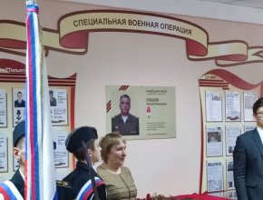 Мемориальную доску в честь Алексея Глушкова установили в 70-й школе Тольятти