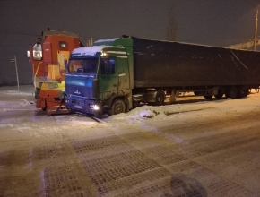 В Тольятти водитель фуры не поделил железнодорожный переезд с тепловозом