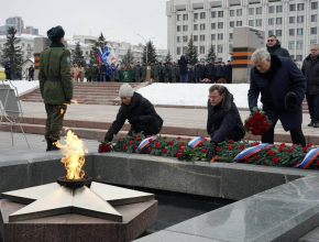 В День Неизвестного солдата губернатор Дмитрий Азаров вместе с земляками почтил память погибших героев