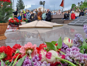 В Тольятти возложили цветы к Вечному огню на площади Свободы