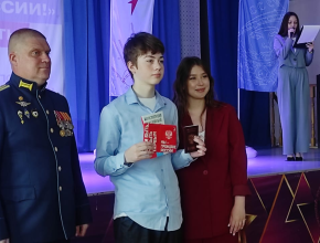 Юным тольяттинцам вручили паспорта во время церемонии «Мы - граждане России!»