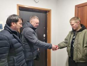 Участник СВО, сирота Владислав Шустов получил ключи от новой квартиры