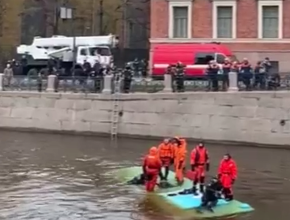 Автобус упал с моста в реку. В Санкт-Петербурге спасатели МЧС России ликвидируют последствия ДТП