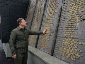На поле танки грохотали, солдаты шли в последний бой. Дмитрий Азаров посетил Мемориальный комплекс «Саур-Могила»