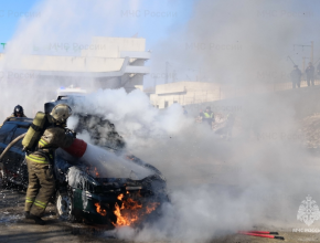 Пострадавшие водители поврежденных автомобилей оказались заблокированными передними панелями, произошел розлив и возгорание ГСМ