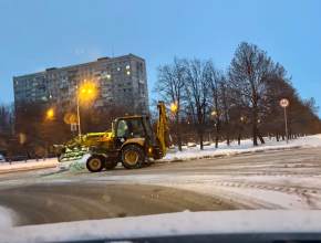 Ведется уборка Ленинского проспекта. Городские дороги будут очищаться на протяжении всех новогодних каникул.