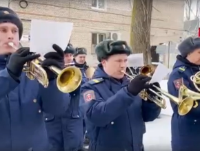 «Героини великой Победы». В Тольятти военнослужащие ЦВО провели мини-концерты для участниц Великой Отечественной войны