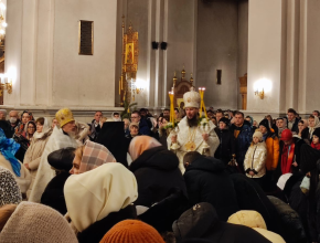 В Спасо-Преображенском кафедральном соборе Тольятти прошла торжественная литургия в честь одного из самых любимых христианских праздников – Рождества Христова