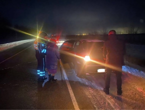 В Самарской области полицейские и местные жители помогли пассажирам междугороднего автобуса, попавшим в беду на дороге