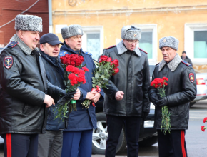 Светлая память. Траурное мероприятие у Вечного огня в Самаре в честь погибших героев органов внутренних дел