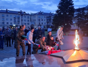 22 июня в три часа утра у Обелиска Славы на площади Свободы собрались тольяттинцы, чтобы почтить память воинов-земляков в День памяти и скорби